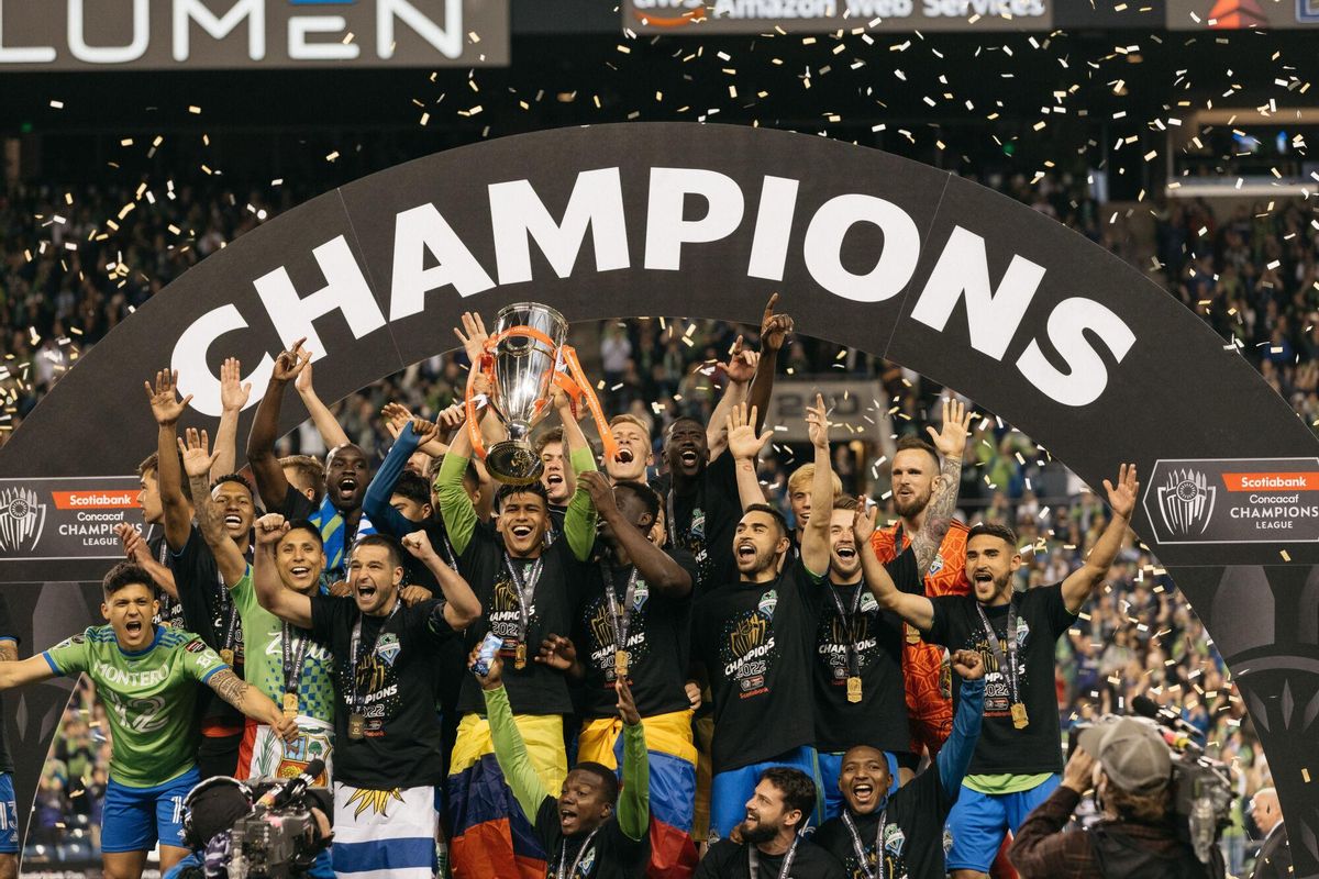 SEATTLE, 05/05/2022.- Los Seattle Sounders vencieron 3-0 a los Pumas UNAM y se proclamaron este miércoles vencedores de la Liga de Campeones de la Concacaf al imponerse por 5-2 en el agregado (2-2 en la ida en la Ciudad de México). El peruano Raúl Ruidíaz con un doblete y el uruguayo Nicolás Lodeiro con un gol fueron los héroes de los Sounders, que se convirtieron así en el primer equipo de la MLS en ganar la Liga de Campeones de la Concacaf desde que en 2008 este torneo sustituyó a la Copa de Campeones de la Concacaf.- EFE/MLS/SOLO USO EDITORIAL/SOLO DISPONIBLE PARA ILUSTRAR LA NOTICIA QUE ACOMPAÑA (CRÉDITO OBLIGATORIO)