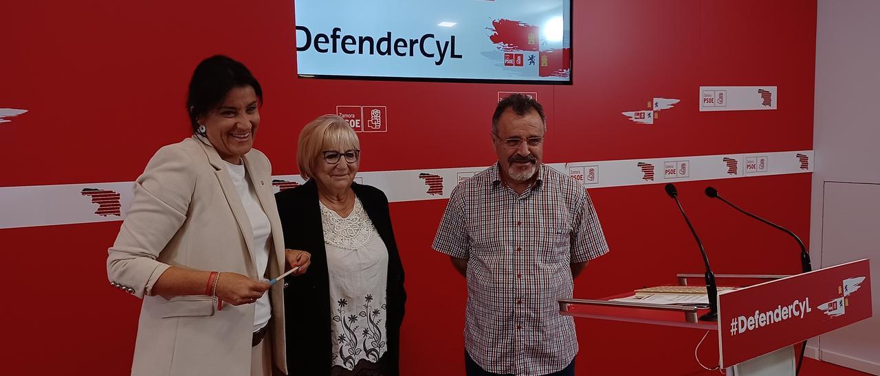Los procuradores del PSOE de Zamora Ana Sánchez, Inmaculada García y José Ignacio Martín.