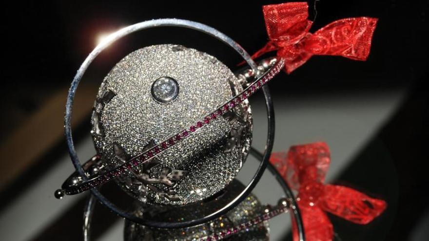 Adorno navideño elaborado con 1.500 diamantes y 188 rubíes vendido por 92.000 euros.