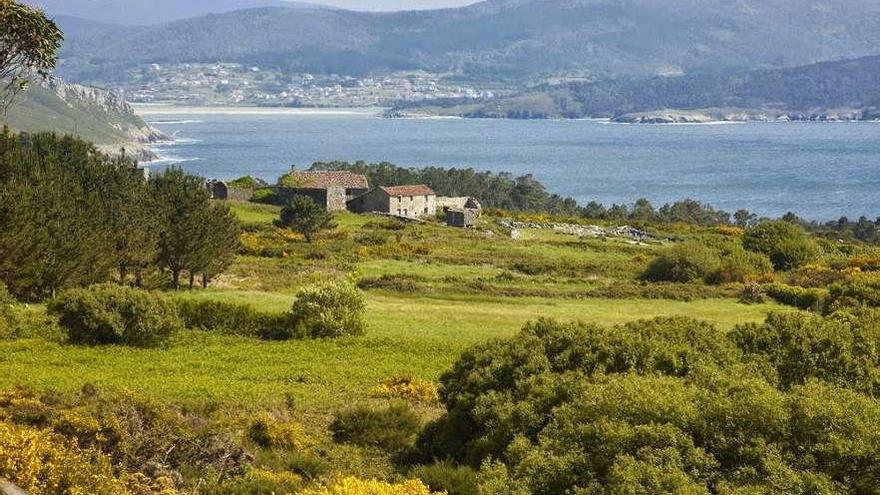 Vista de una pequeña aldea en A Costa da Morte.