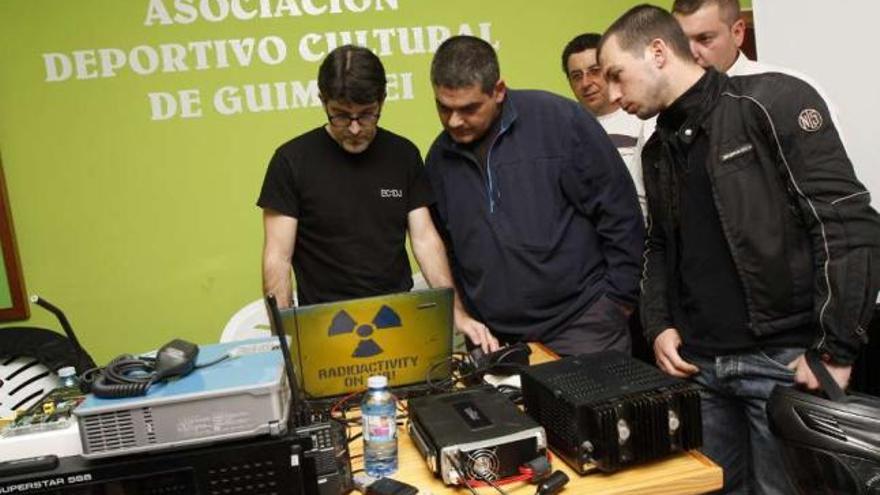 Imagen del acto en el que el Radio Club Estrada presentó el sábado sus actividades.  // Bernabé / Cris M.V.