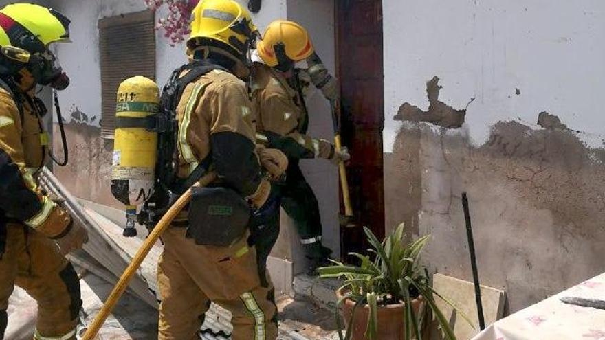 Los bomberos sofocan un incendio en Novelda sin daños personales