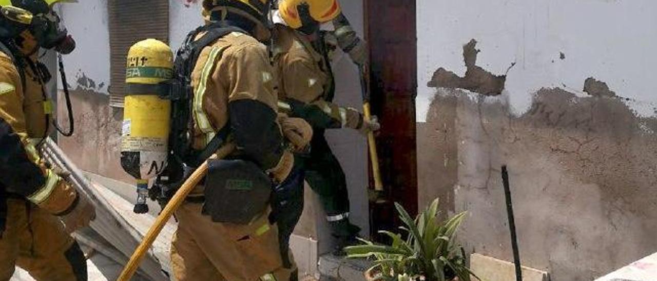 Los bomberos sofocan un incendio en Novelda sin daños personales