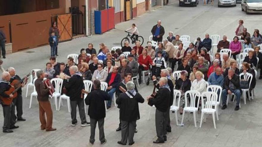 Sant Vicent otorga protagonismo a la gente mayor con merienda y baile