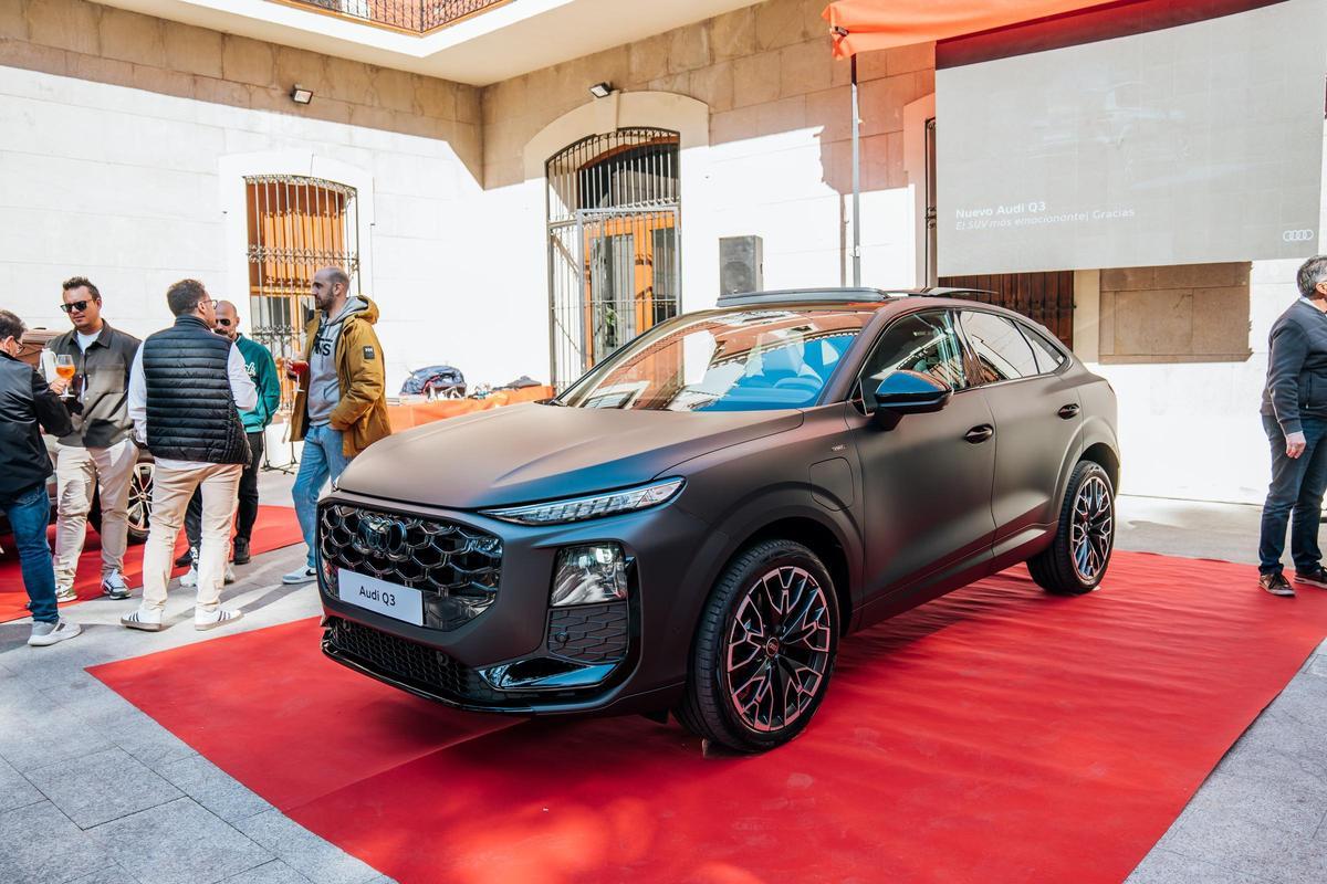 Uno de los Audi Q3 expuestos durante el acto.