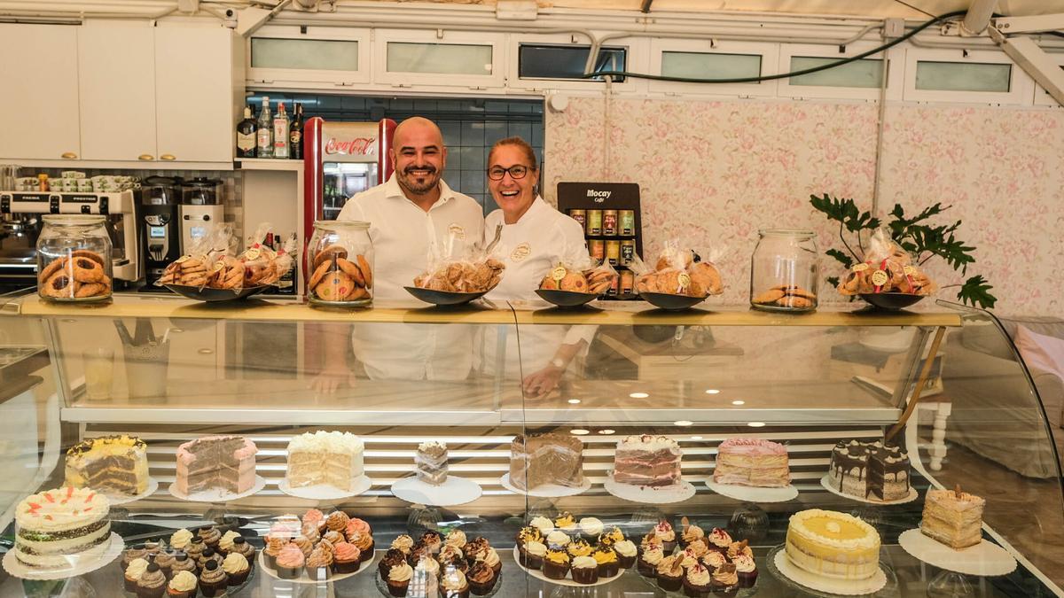 Carlos Suárez y Natalia Contini, dueños del renovado local, junto al mostrador de pasteles.