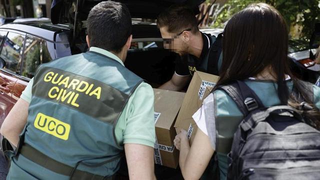Agents de l’UCO s’emporten documentació de la seu central del PSOE, dimecres a Madrid. | RODRIGO JIMÉNEZ / EFE