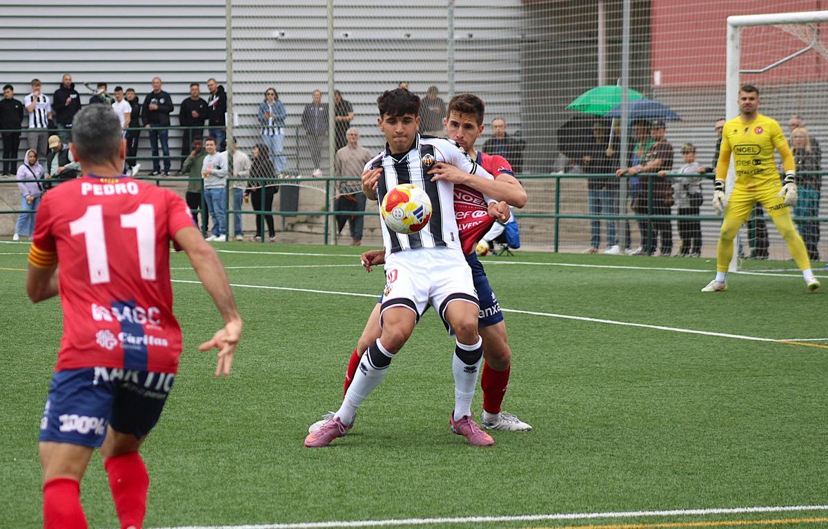 El delantero Rubén Catalán tuvo la gran ocasión en la segunda parte para anotar el 2-1.