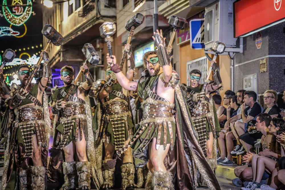 Un espectacular desfile de Moros y Cristianos pone fin a las fiestas de Rojales.