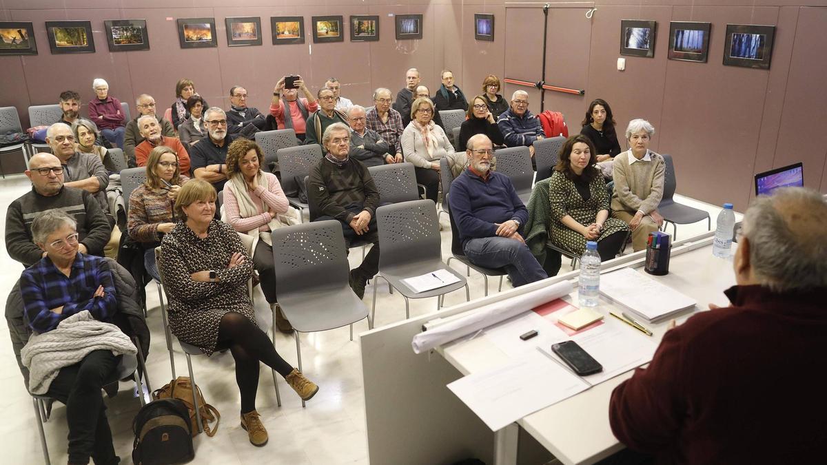 Públic al debat sobre la Devesa.