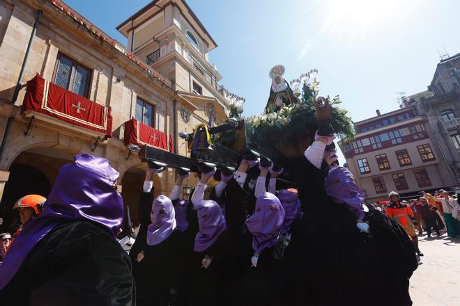 Así fue la procesión de la Soledad en la Semana Santa de Oviedo