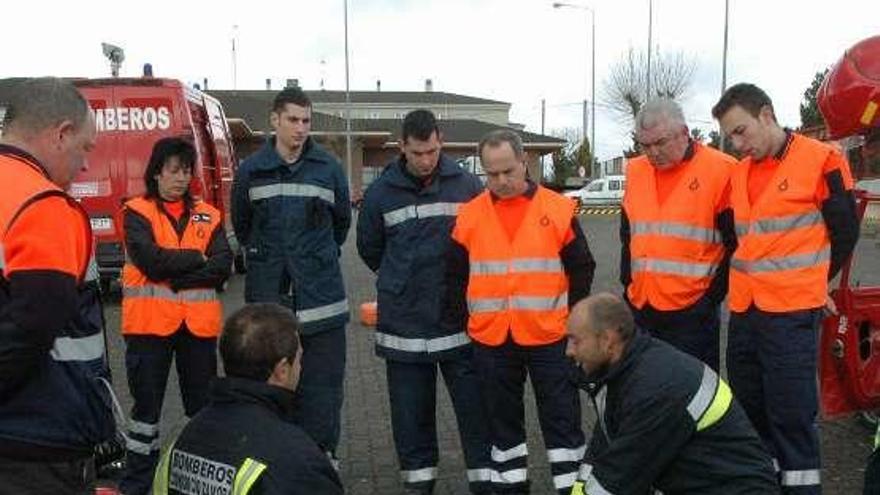 Bomberos y miembros de Protección Civil de Alcañices.