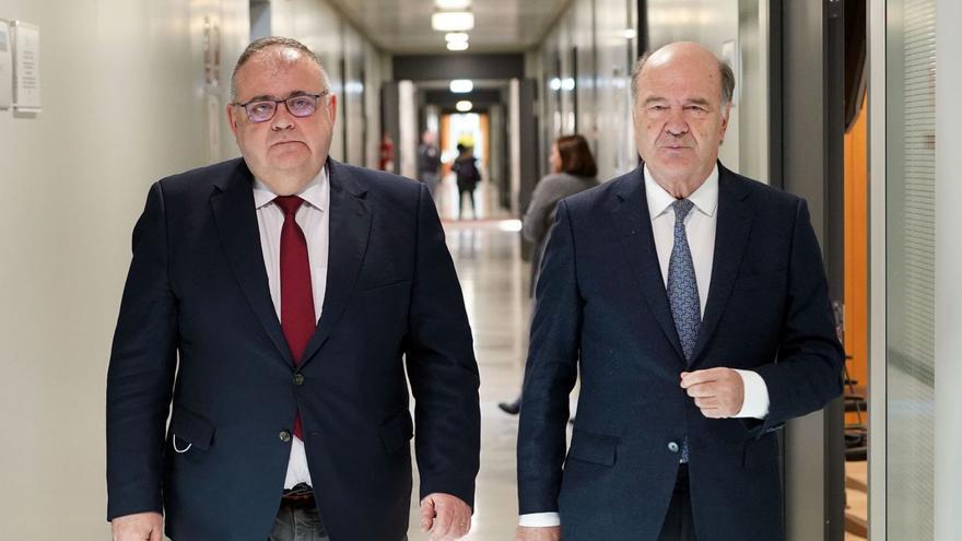 El consejero de Sanidad, Alejandro Vázquez, a la izquierda, junto al presidente del sindicato CESM, José Luis Díaz Villarig, ayer en Valladolid. | Rubén Cacho - Ical