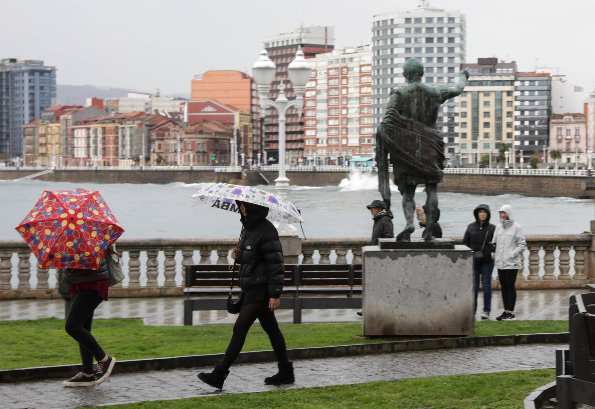 Los hoteles y restaurantes de Gijón comienzan a llenarse en Semana Santa (en imágenes)