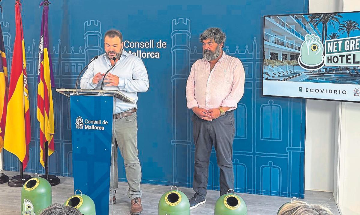 El coordinador de gerencia de Ecovidrio en Illes Balears, Iván Tolsà, y el vicepresidente segundo y consejero de Medio Ambiente, Pedro Bestard, durante la presentación.