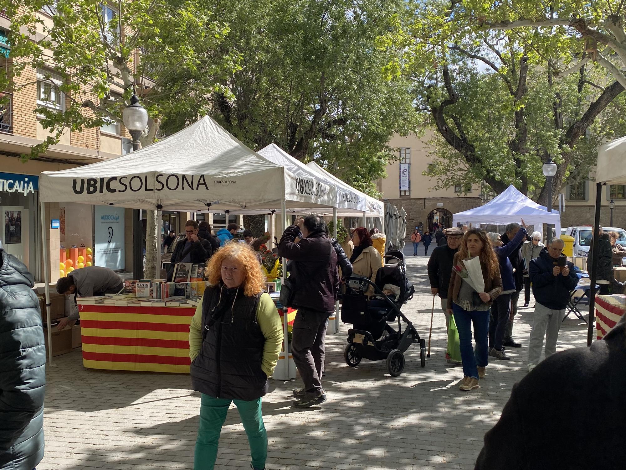 Les parades de roses i llibres han omplert els carrers del nucli antic de Solsona des de primera hora d'aquest «tranquil» matí de Sant Jordi, segons alguns dels paradistes. 