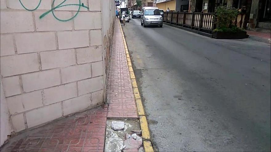 Este es uno de los tramos de "acera" de una de las calles más transitadas de Torrevieja