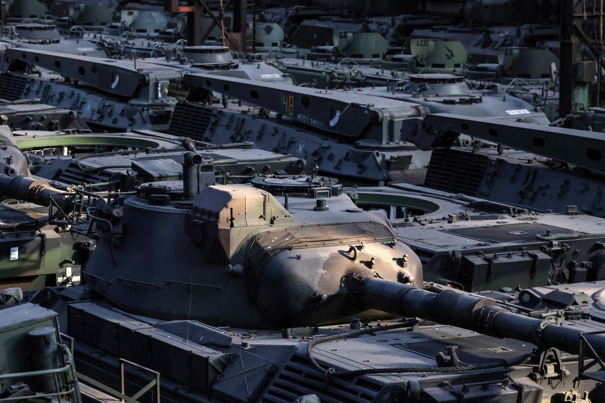 Líneas de tanques Leopard 1 de fabricación alemana en un hangar de OIP Land Systems SA en Tournai, Bélgica