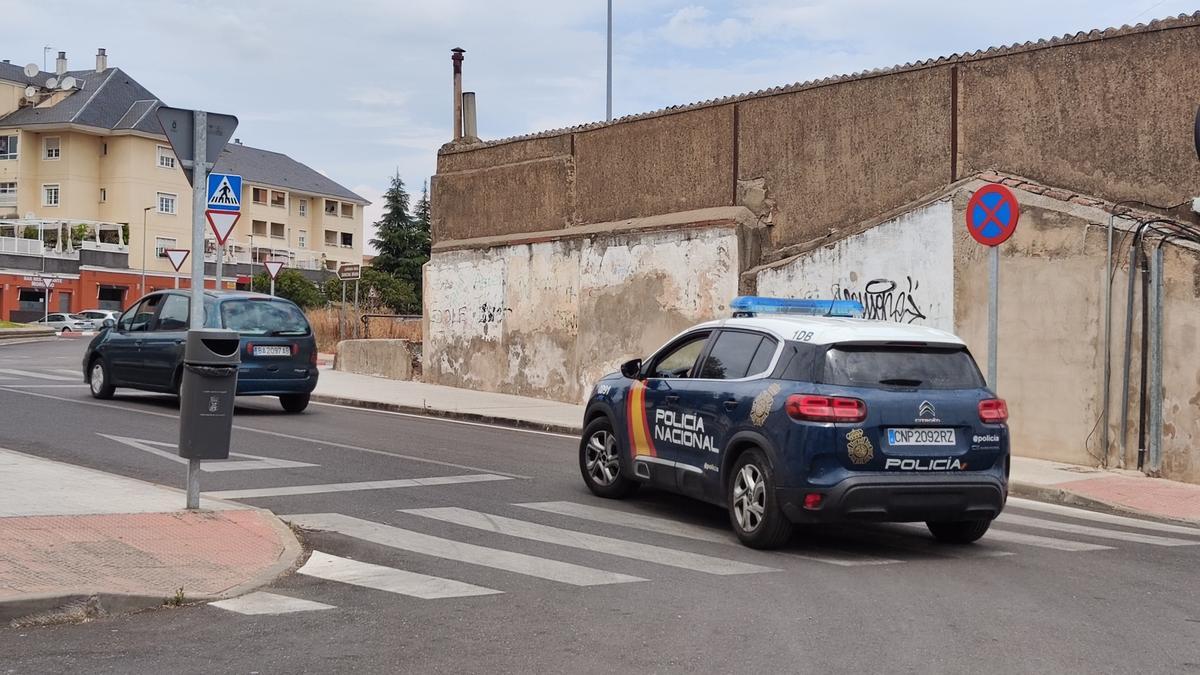 Un vehículo de la Policía Nacional en Las Moreras, este lunes tras el suceso.