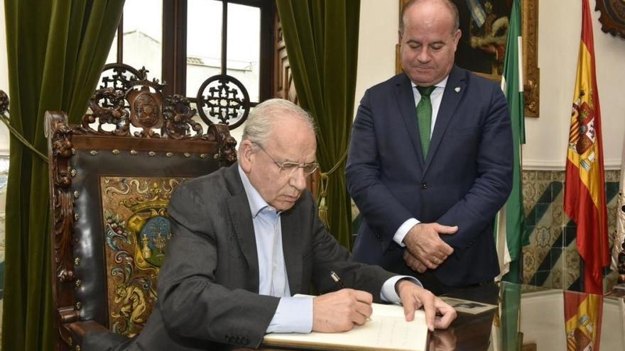 Alfonso Guerra firma el Libro de Honor de Antequera, junto al alcalde de Antequera, Manuel Barón.