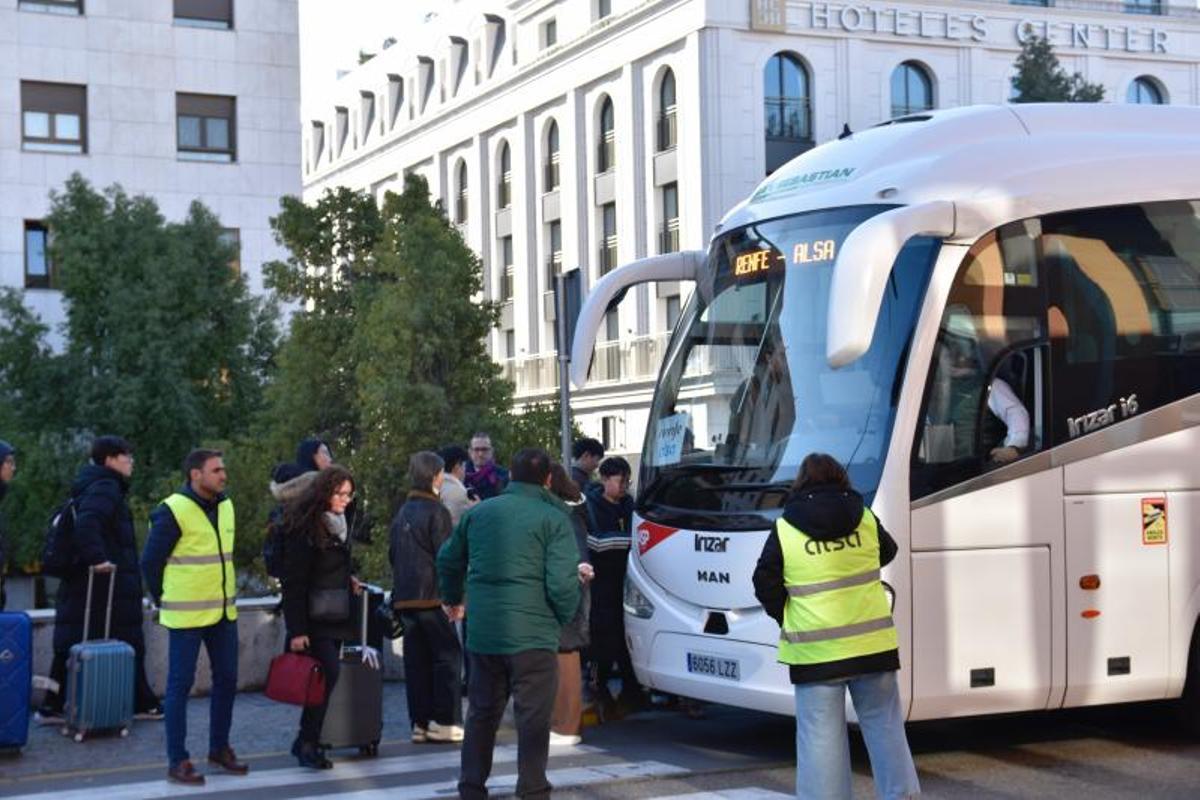 Pasajeros realizando un transbordo entre bus y tren este martes en la estación de Córdoba-Julio Anguita.