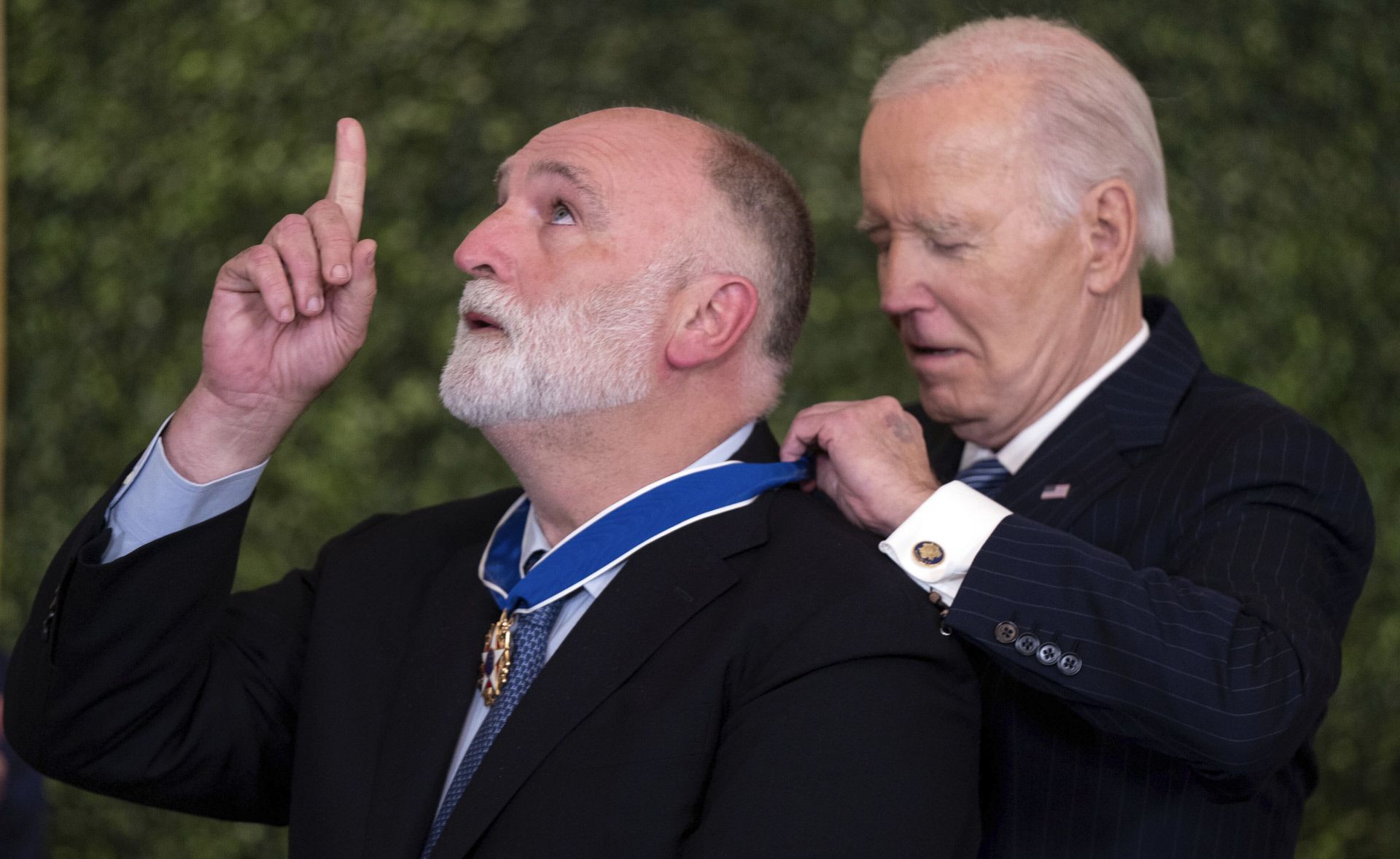 El chef José Andrés recibiendo el mayor reconocimiento civil de Estados Unidos de la mano de Joe Biden