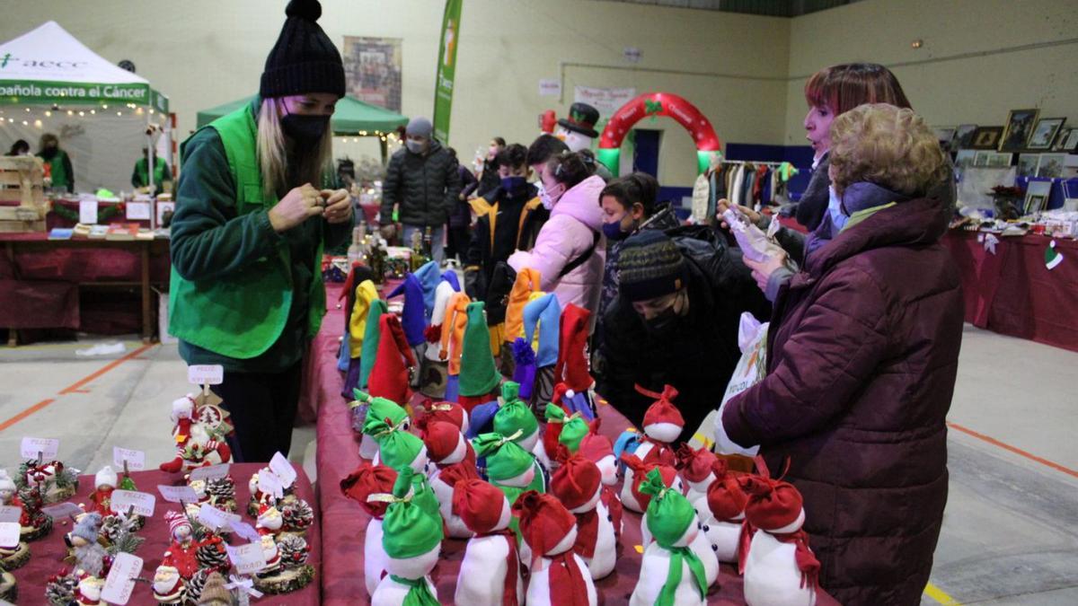 Motivos navideños en el mercadillo del pabellón Varela. | Araceli Saavedra