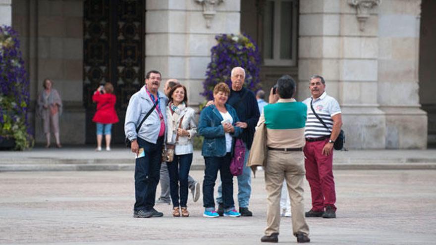 Turistas en la plaza de María Pita de A Coruña.