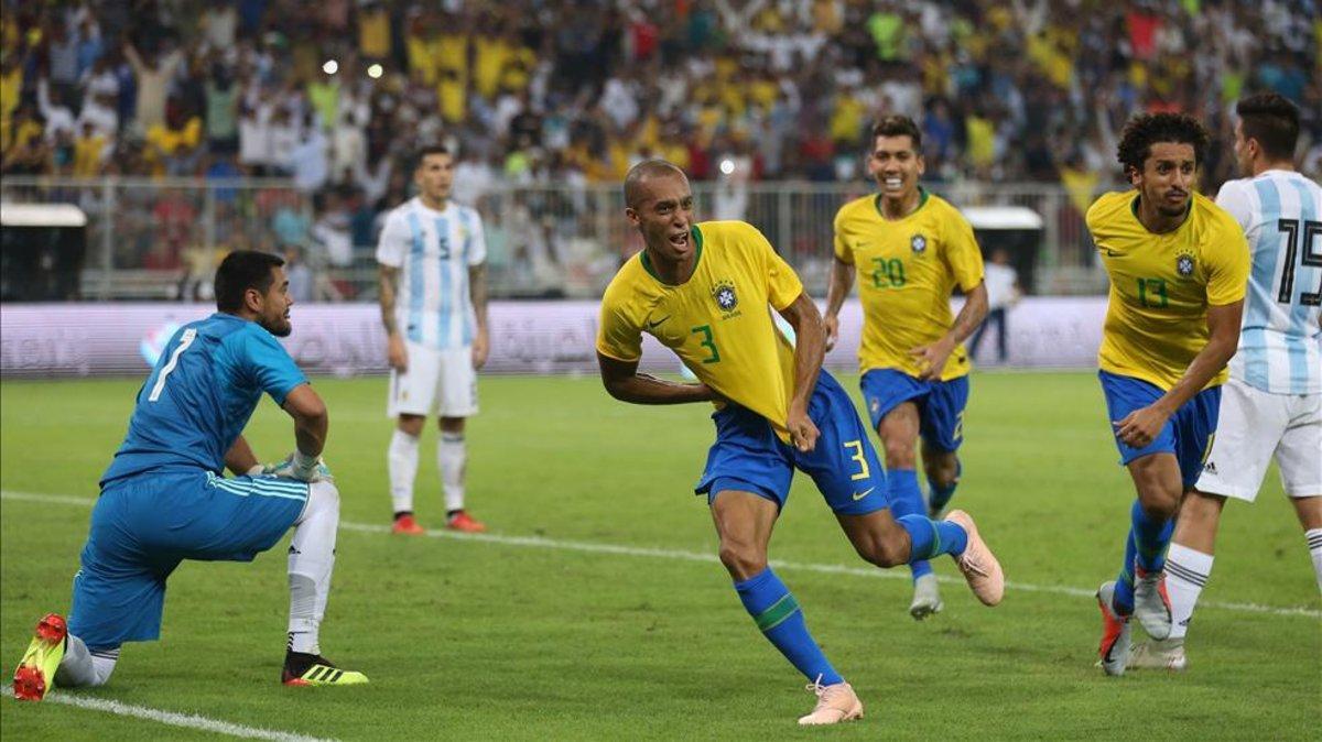 Miranda celebra el gol que dio la victoria a Brasil ante Argentina