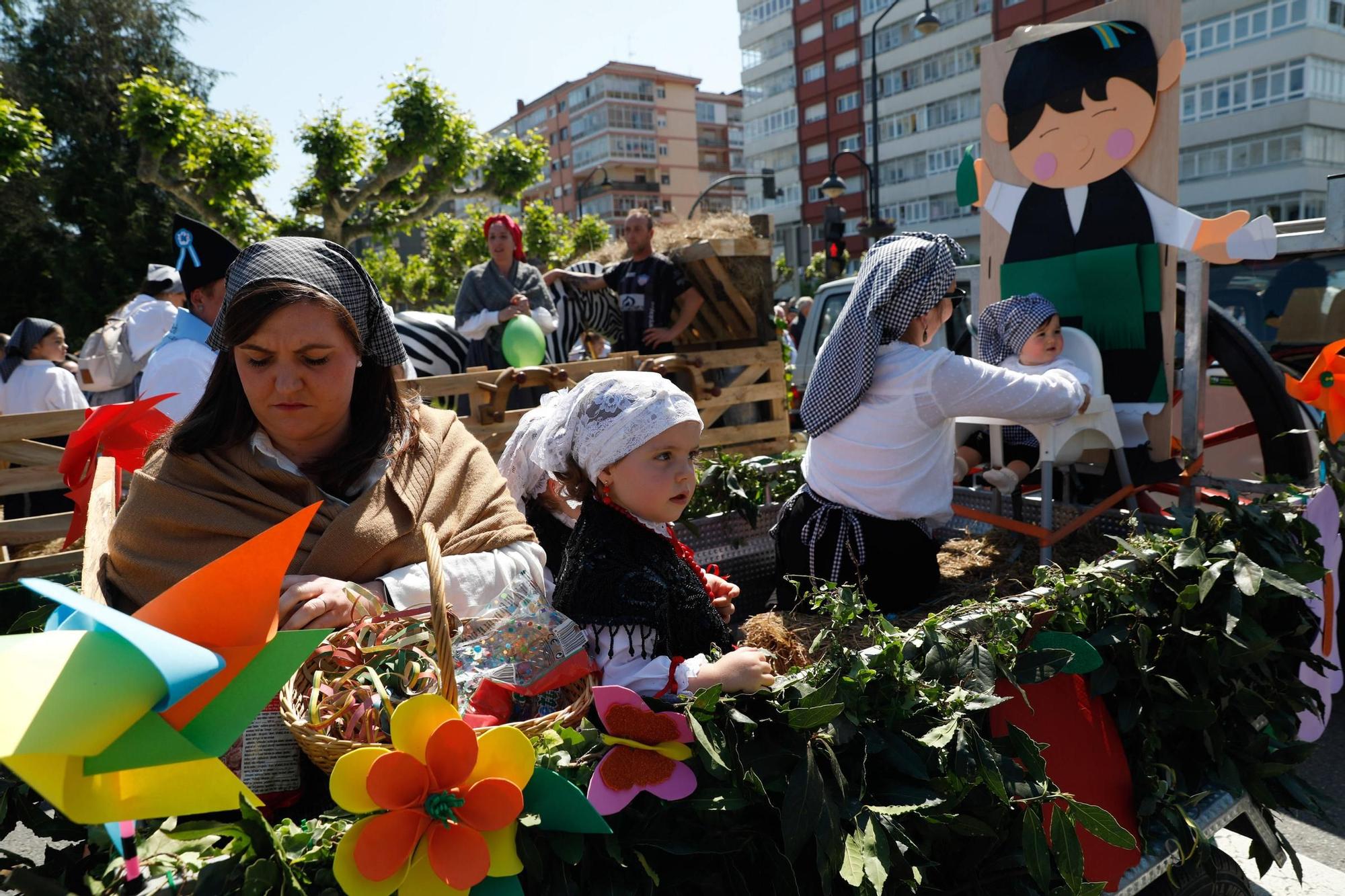 EN IMÁGENES: Así se ha vivido el desfile de carrozas y xarrés de las fiestas de San Isidro en Piedras Blancas