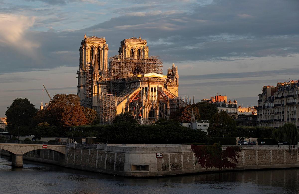 Viajes en el tiempo para visitar Notre Dame en realidad aumentada