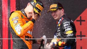 Lando Norris y Max Verstappen , en el podio de Imola
