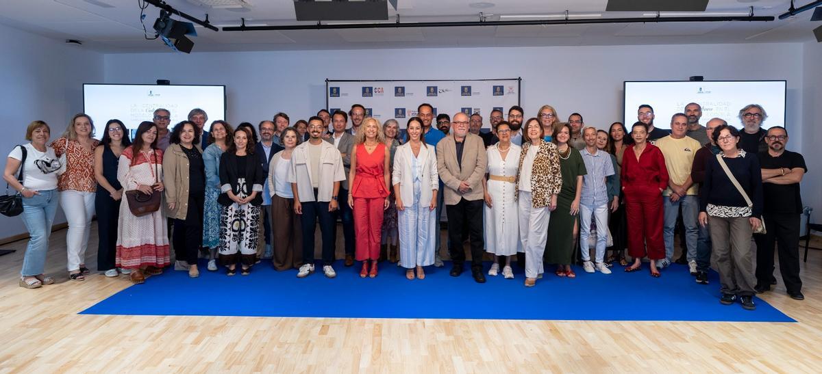 Guacimara Medina junto al personal de la Consejería de Cultura del Cabildo grancanario