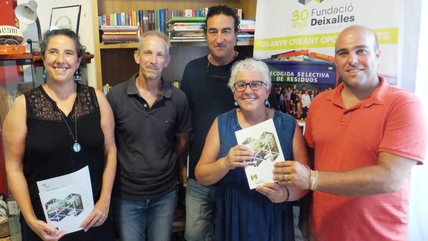 Francesca Martí (iz.) junto a otros miembros de Deixalles.