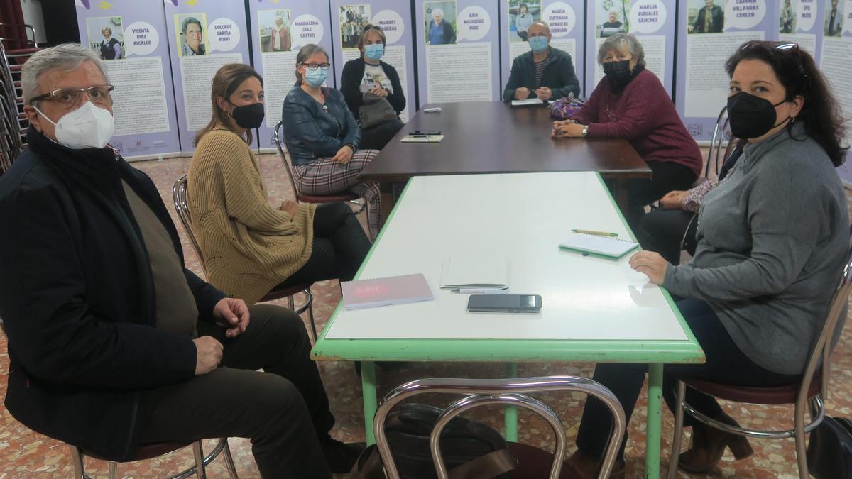 Concejales socialistas reunidos con vecinos de Cañero.