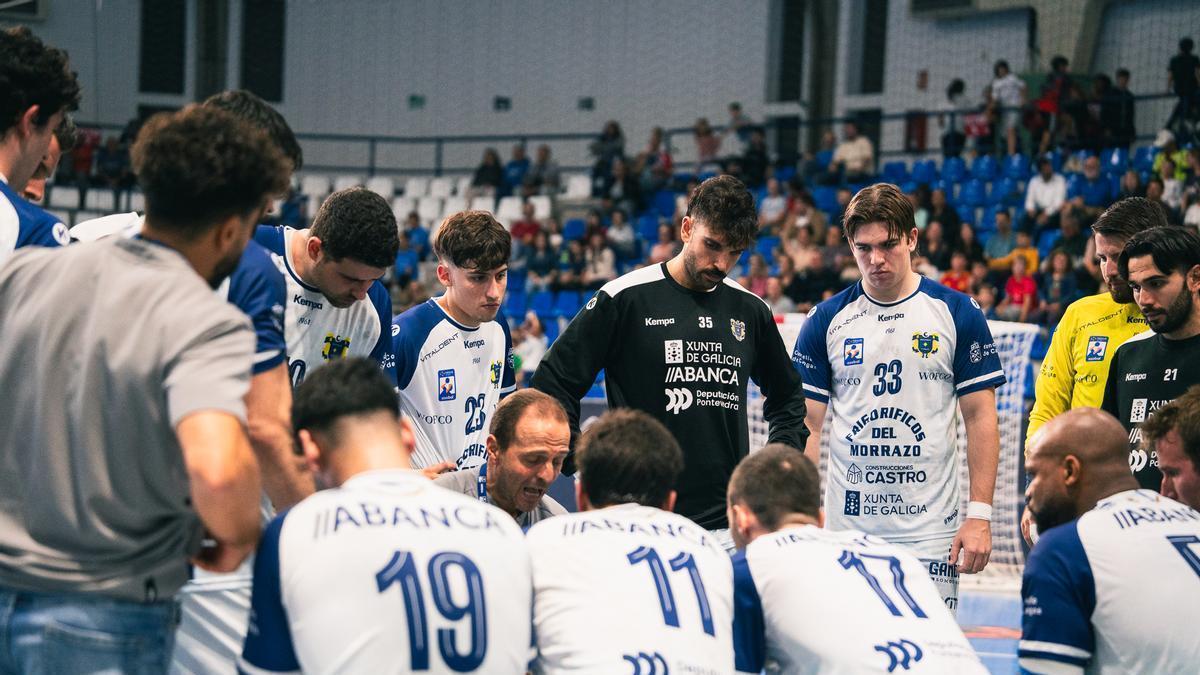 El entrenador del Frigoríficos, Quique Domínguez, en un tiempo muerto con sus jugadores en el partido de la primera vuelta en Alicante.