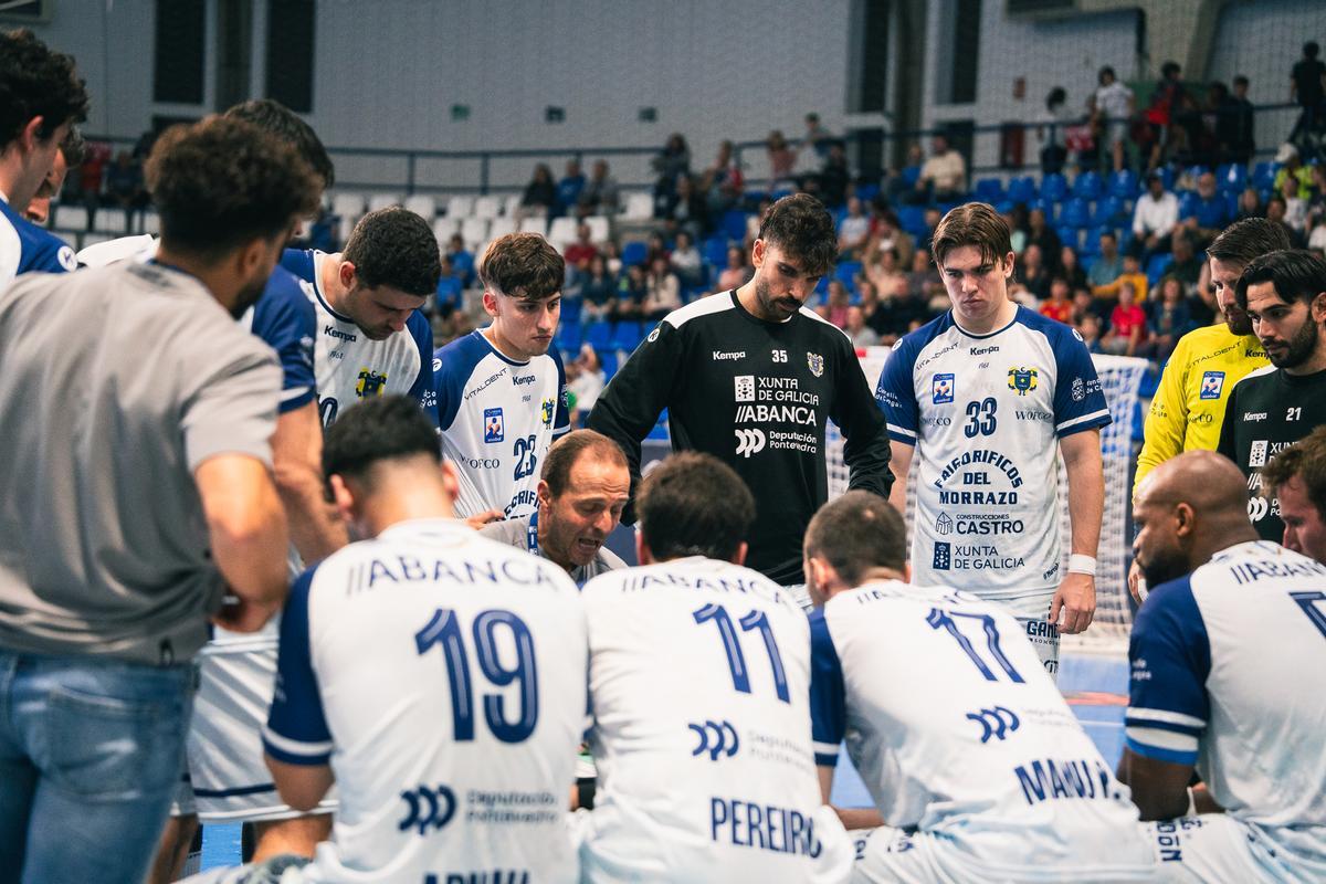 El entrenador del Frigoríficos, Quique Domínguez, en un tiempo muerto con sus jugadores en el partido de la primera vuelta en Alicante.