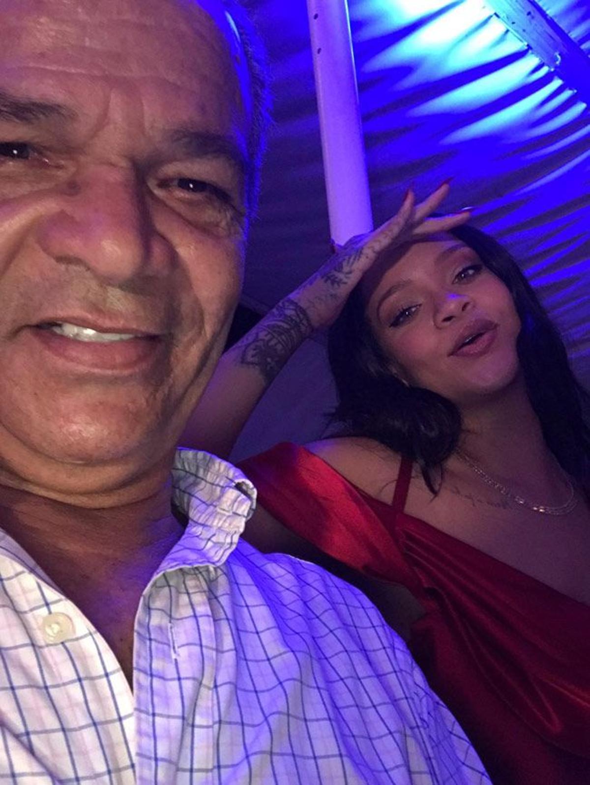 Rihanna y su padre, Ronald Fenty, en un cumpleaños familiar.