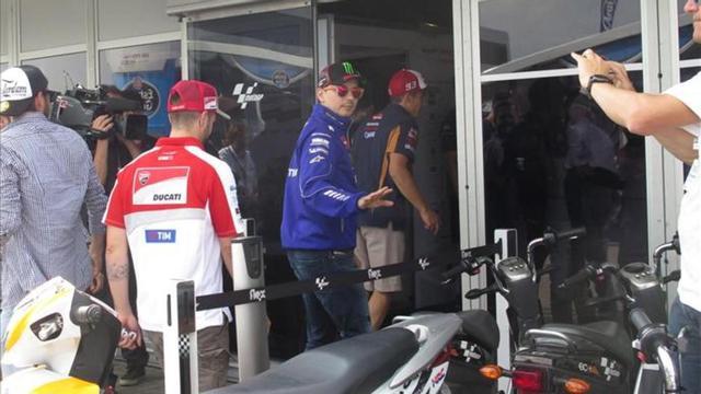 Márquez, Lorenzo y Dovizioso entrando en la reunión de la Comisión de Seguridad del viernes