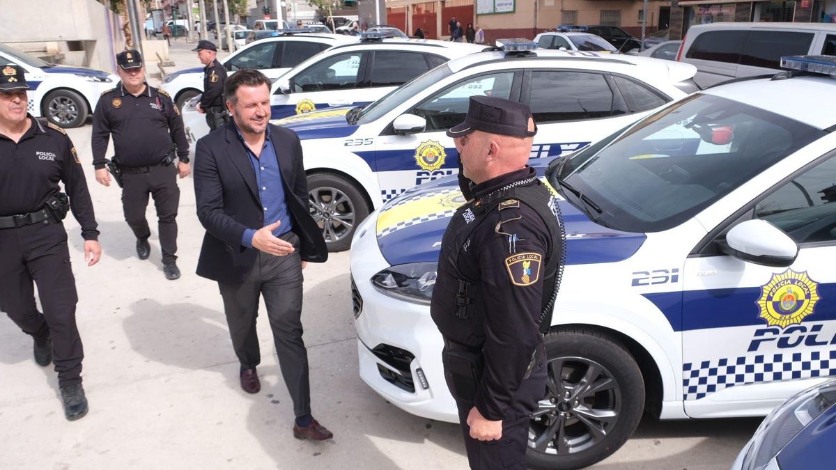 Ruz saluda a un agente en el barrio de Carrús, en una imagen de archivo