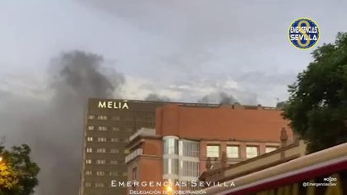 Imagen de Emergencias de Sevilla del incendio del hotel Lebreros de Sevilla.