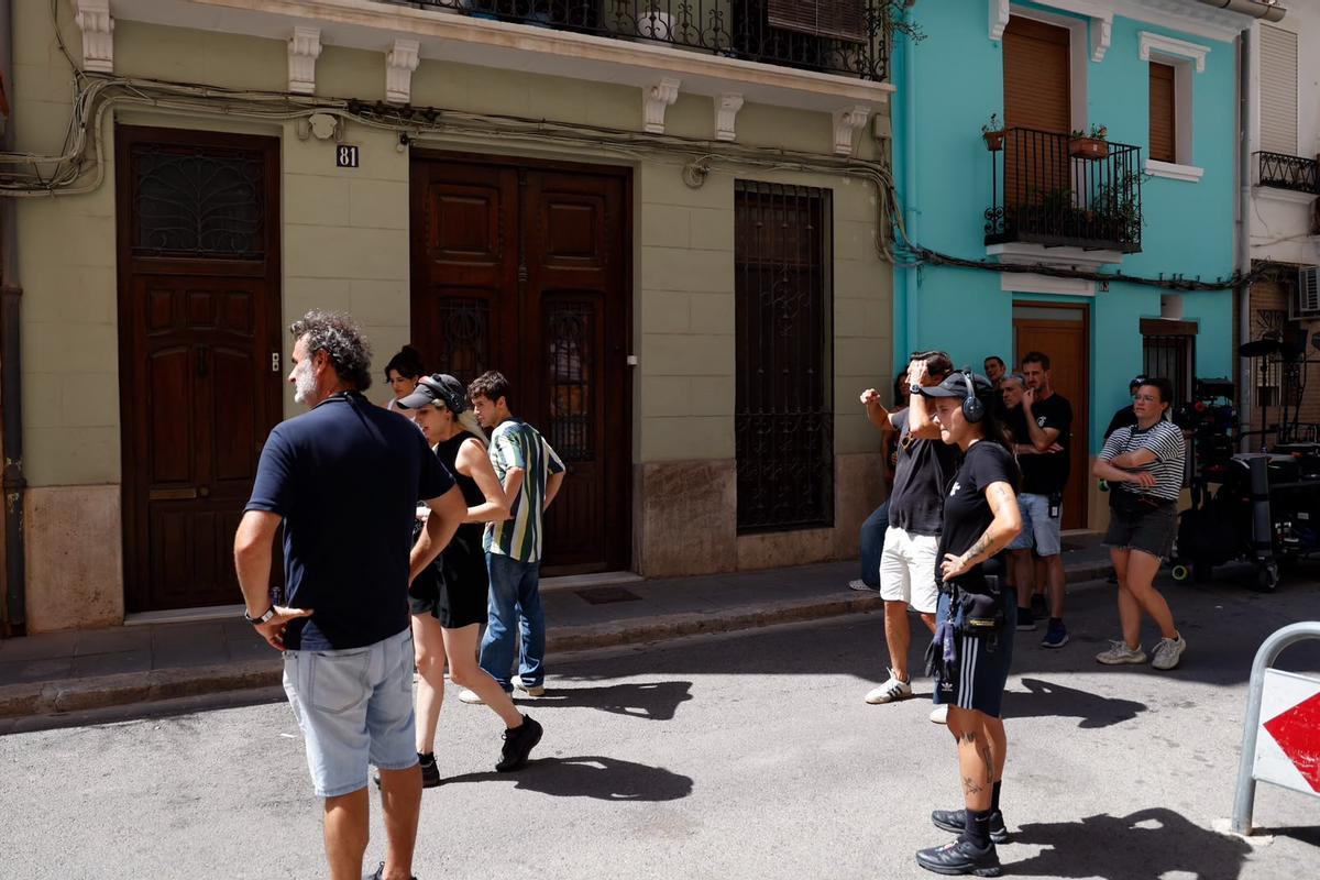 Rodaje de la película 'Libre', de Nino Bravo, el martes en las calles del Cabanyal de València.