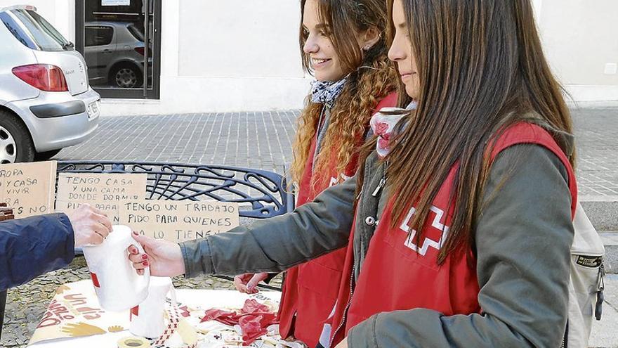 La Unidad de Emergencia Social de Cruz Roja atiende a la semana a 15 personas sin hogar