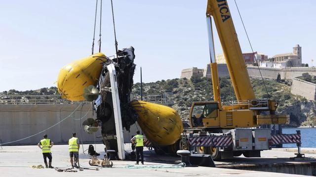 Rescate de un barco incendiado en la bocana del puerto de Eivissa el pasado abril. | VICENT MARÍ