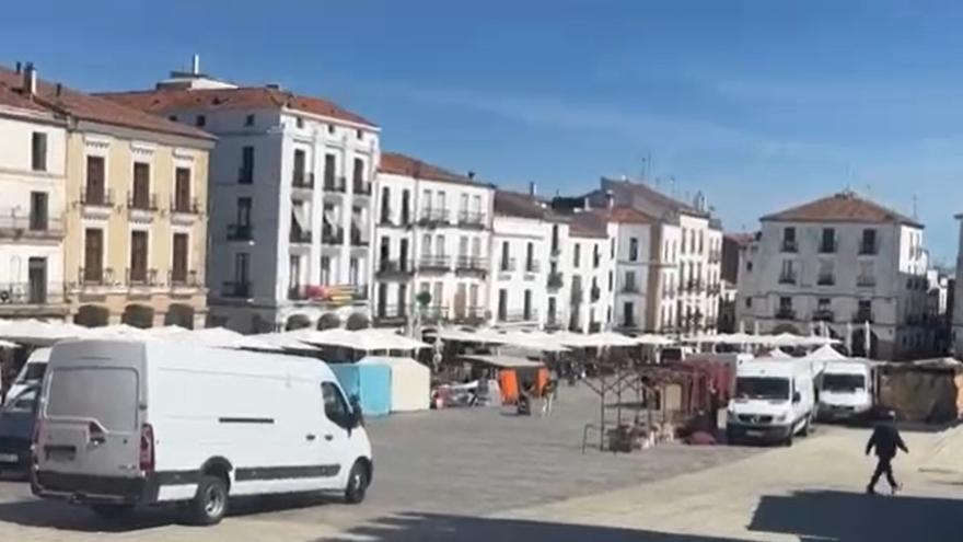 La plaza Mayor se prepara para el Mercado de la Primavera