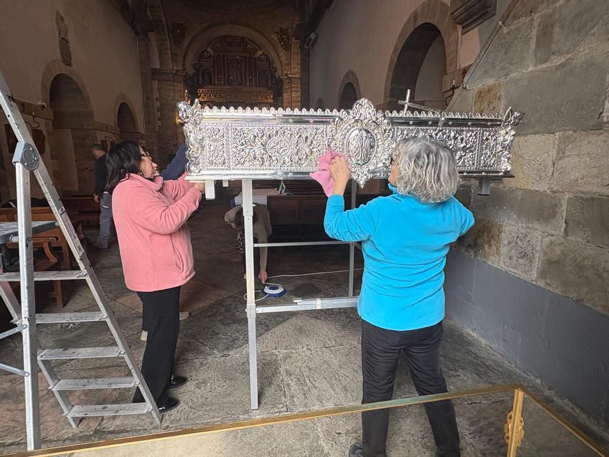 Limpieza del paso de la Virgen Dolorosa.