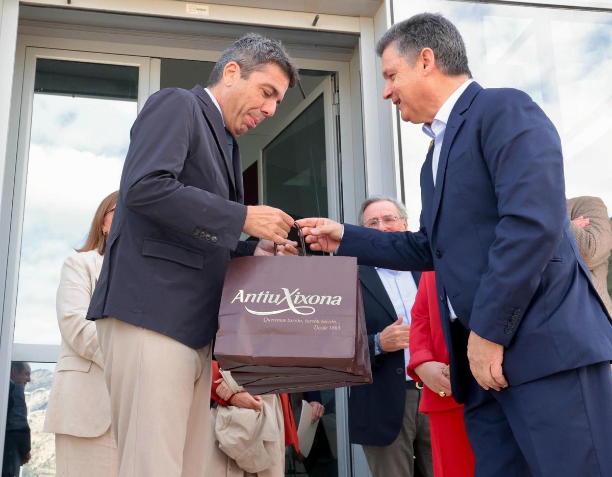 Visita de Mazón al Parque Empresarial L'Espartal III en Xixona