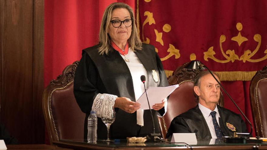 La fiscal jefe de Santa Cruz de Tenerife, Carmen Almendral, durante su discurso de ayer.