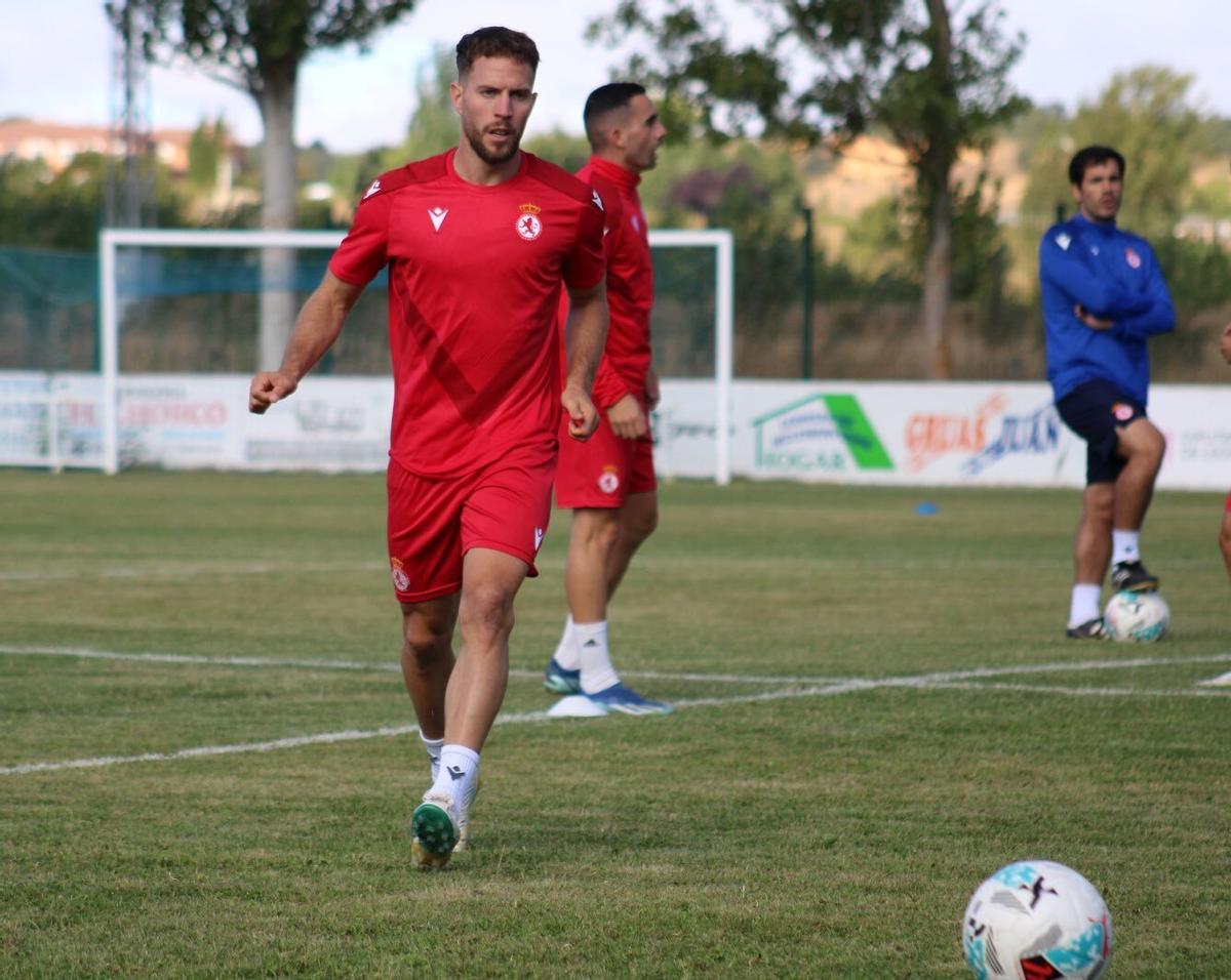 Iván Calero, en un entrenamiento con la Cultural Leonesa