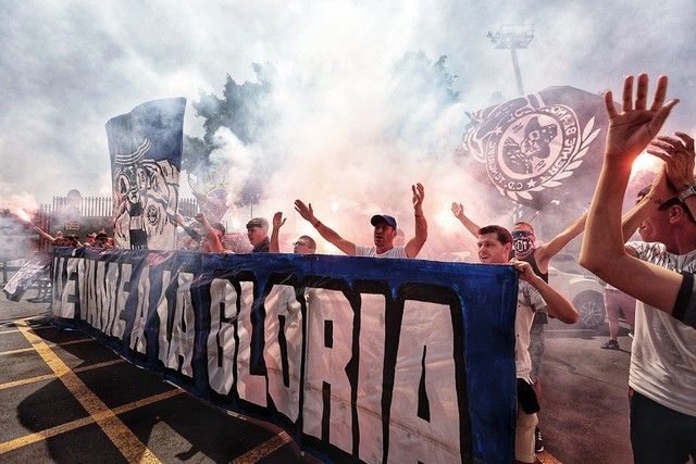 Aliento de la afición a la plantilla del CD Tenerife en el Heliodoro antes del partido ante el Girona